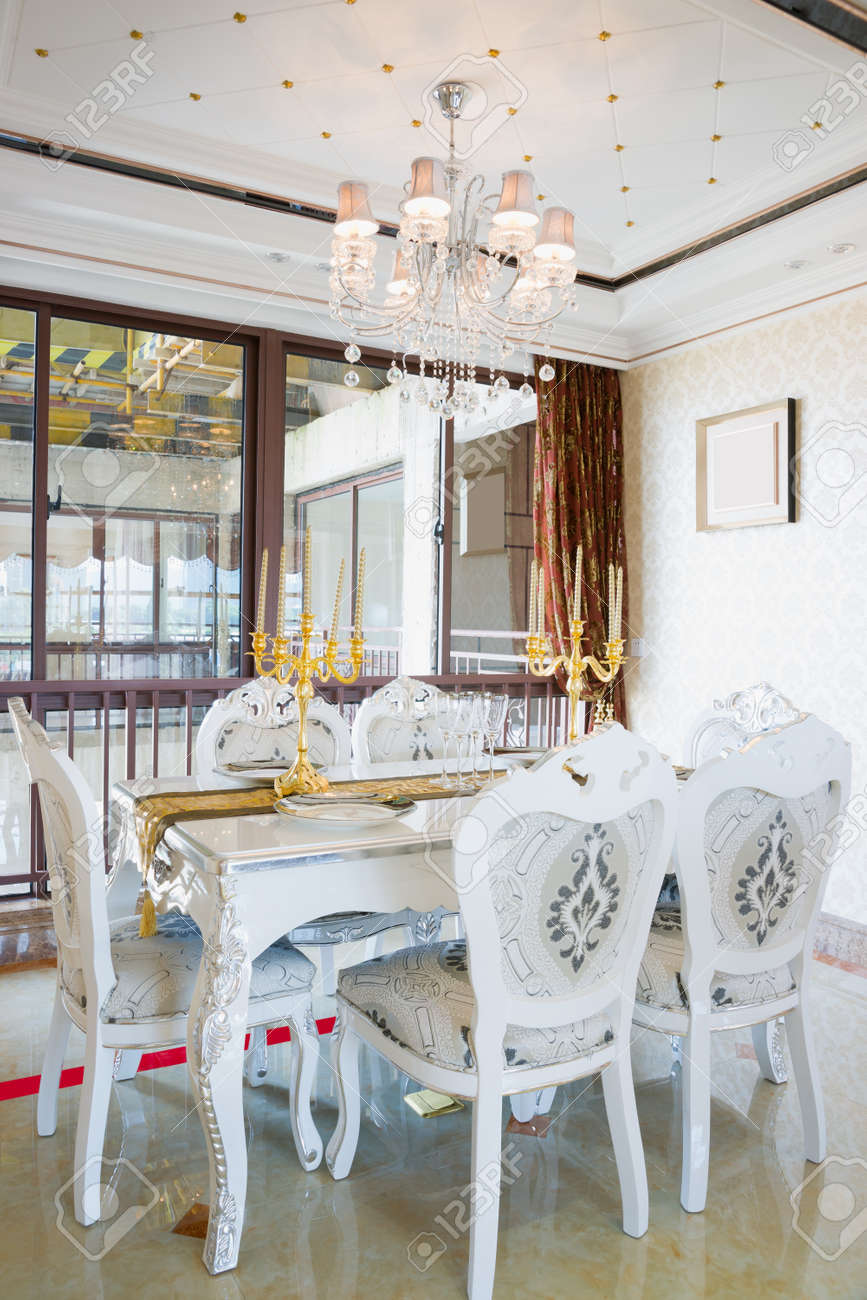 El Comedor Con Decoración De Lujo Y Un Bonito Mobiliario Fotos ... El Comedor Con Decoración De Lujo Y Un Bonito Mobiliario Fotos ...