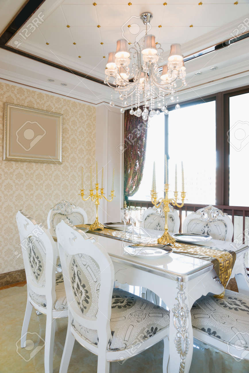 El Comedor Con Decoración De Lujo Y Un Bonito Mobiliario Fotos ... El Comedor Con Decoración De Lujo Y Un Bonito Mobiliario Fotos ...