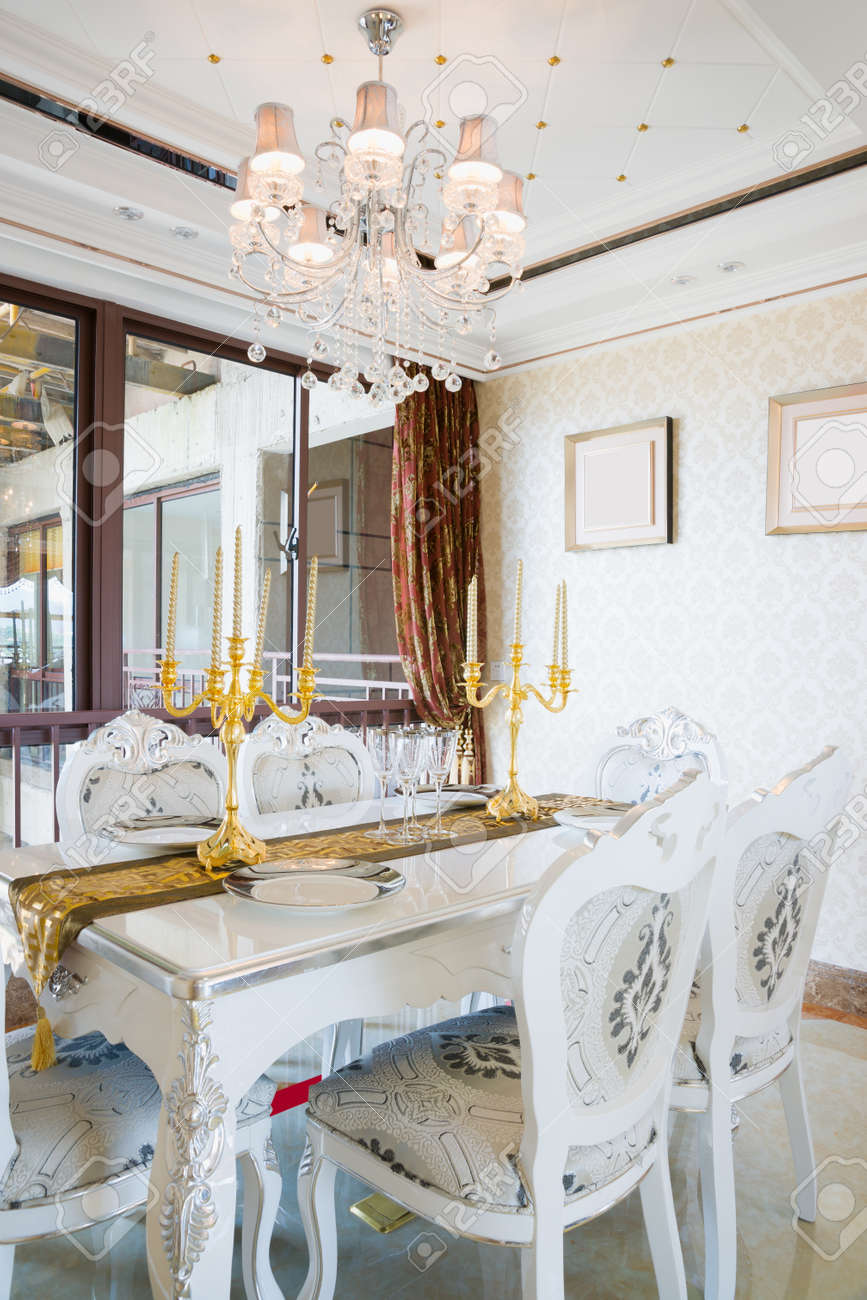 El Comedor Con Decoración De Lujo Y Un Bonito Mobiliario Fotos ... El Comedor Con Decoración De Lujo Y Un Bonito Mobiliario Fotos ...