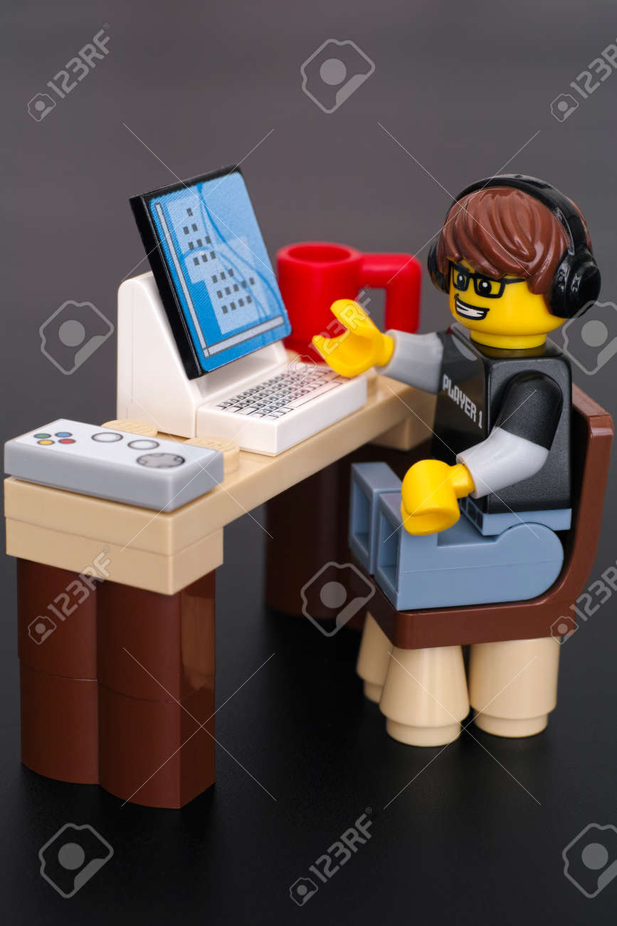 タンボフ ロシア連邦 月 24 15年レゴスターウォーズ ビデオ ゲーム男ミニフィギュア プレイヤー 1 彼のコンピューター ゲームパッドとテーブルし黒い背景にカップします スタジオ撮影します の写真素材 画像素材 Image