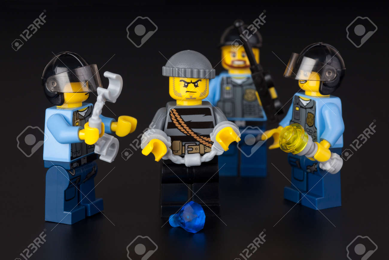 Tambov Federation De Russie Le 26 Aout 14 Lego Nuit Arrestation Trois Officiers De Police Et Voleur Menottes Avec Diamant Sur Fond Noir Studio Coup Lego Est Une Gamme Populaire De