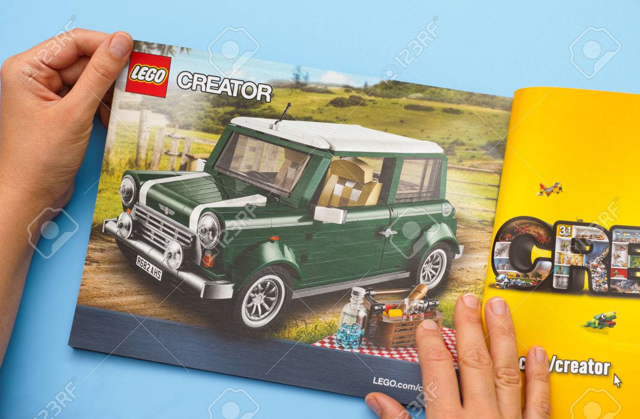 タンボフ ロシア連邦 16 年 1 月 2 日女性の手でミニ クーパー ページでレゴのカタログ 青色の背景色 スタジオ撮影します の写真素材 画像素材 Image