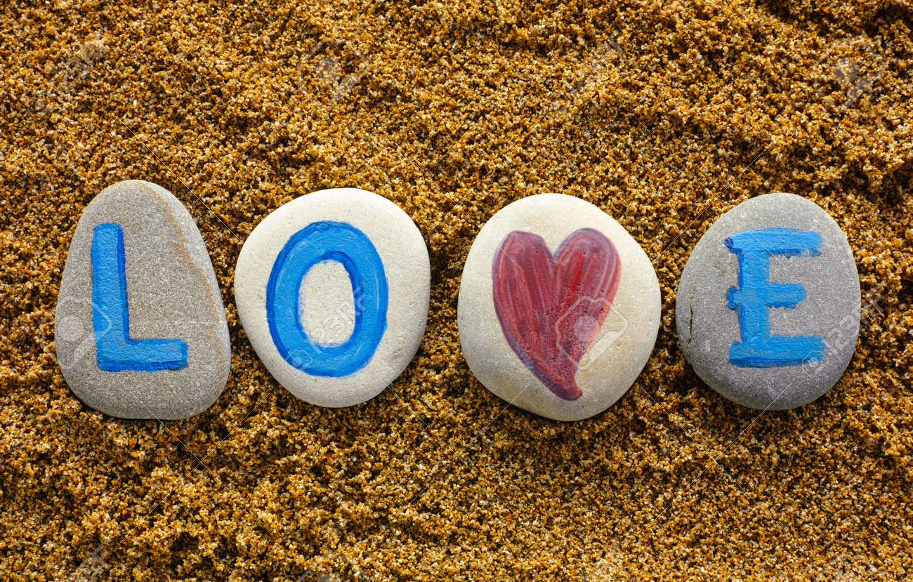 Palabra Del Amor Hechizo De Las Piedras Con Letras Y Corazón Sobre ...