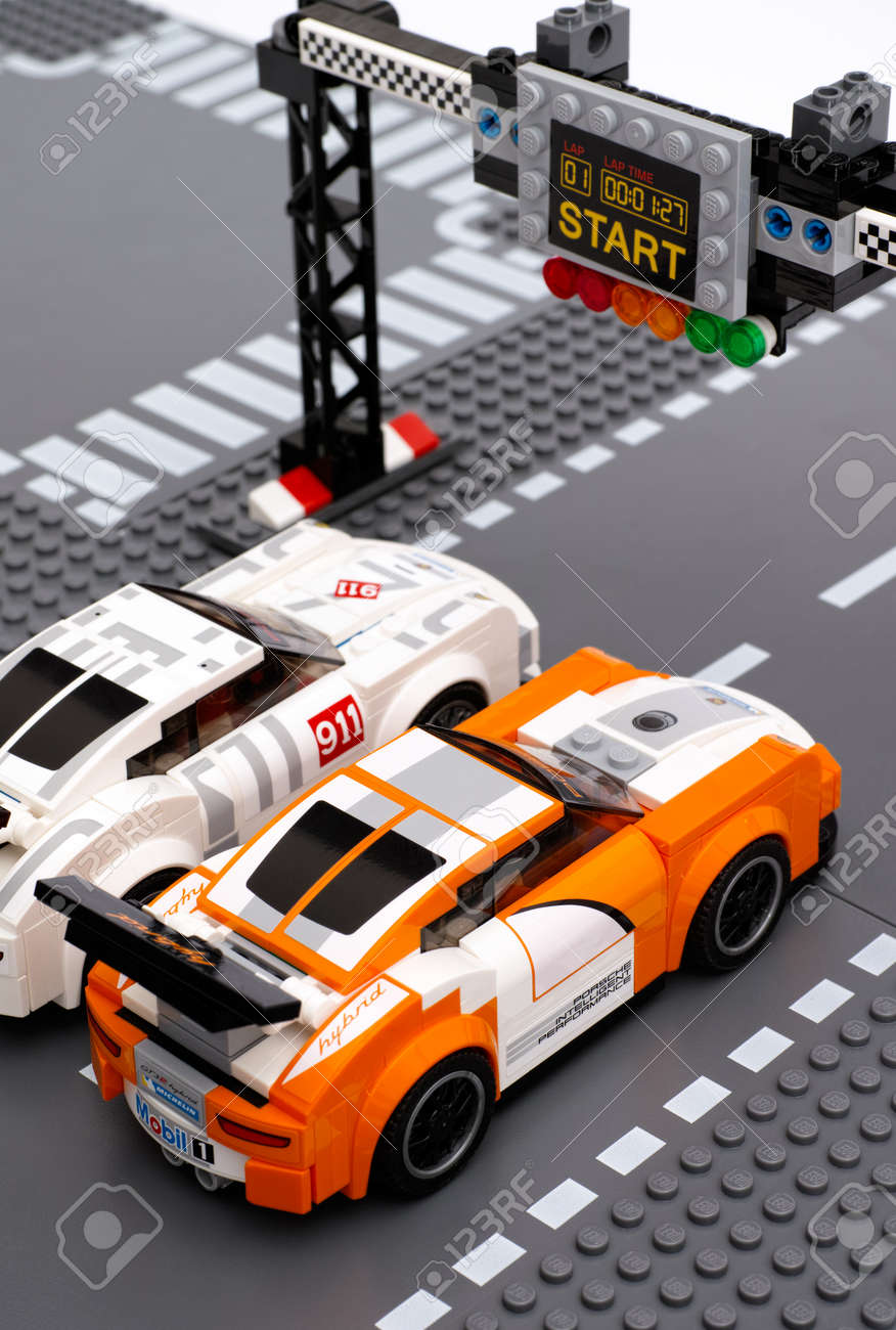 Tambov Federation De Russie 27 Juin 2015 Deux Voitures De Course Lego Porsche 911 Gt De Lego Speed Champions Sont Sur La Ligne De Depart Arrivee Studio Tourne Banque D Images Et Photos