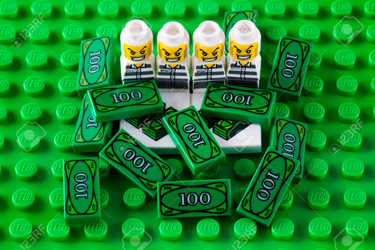 タンボフ, ロシア連邦 - 08、2013年レゴ ボード ゲーム。レゴ泥棒緑ベース プレート上のお金のブロックを  Microfigures。スタジオ撮影します。の写真素材・画像素材 Image 82300070