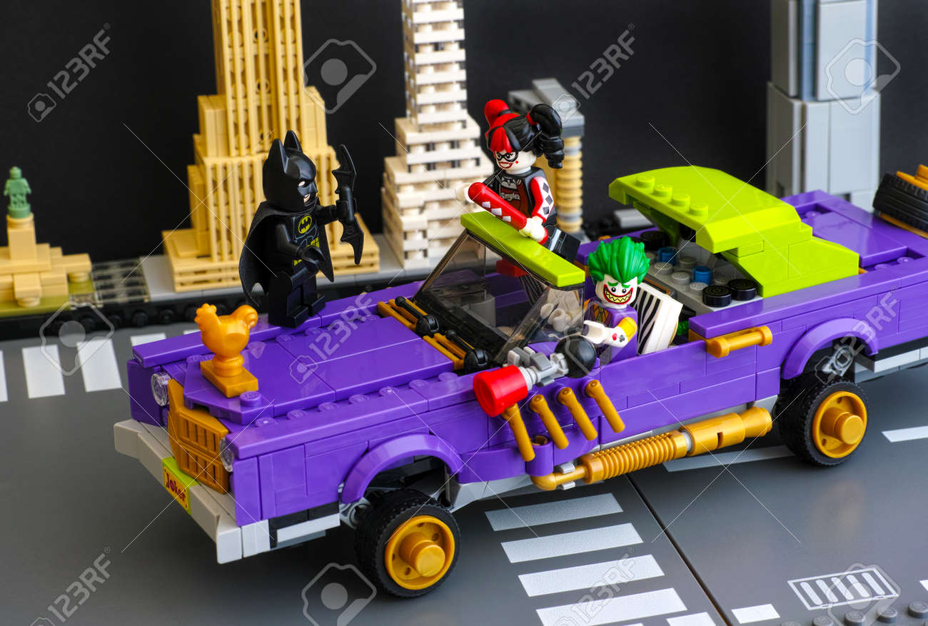 Tambov, Federación Rusa - 11 de febrero de 2017 Lego Batman Movie. The Joker Notorious Lowrider en la calle de la ciudad con Batman, The Joker, Harley Quinn minifigures. Tiro del estudio.