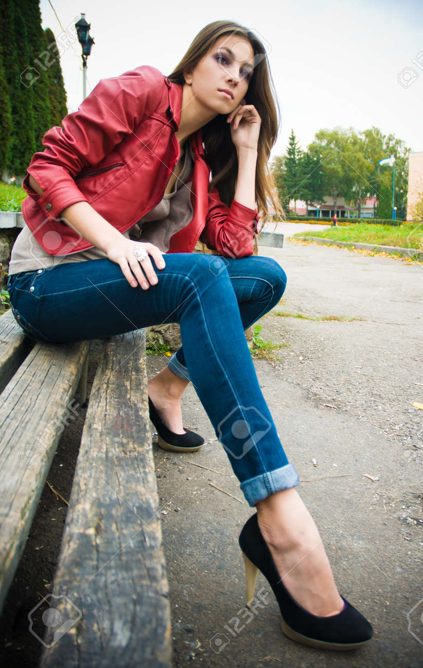 美しいファッション女性のハイヒールを着て の写真素材 画像素材 Image