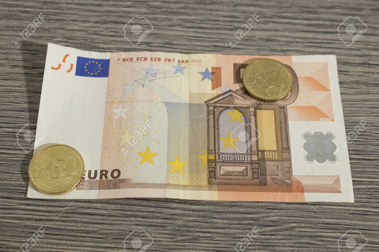 통화, 장식된 나무 테이블 구성에 50센트 동전이 있는 50유로 지폐 로열티 무료 사진, 그림, 이미지 그리고 스톡포토그래피.  Image 105806487