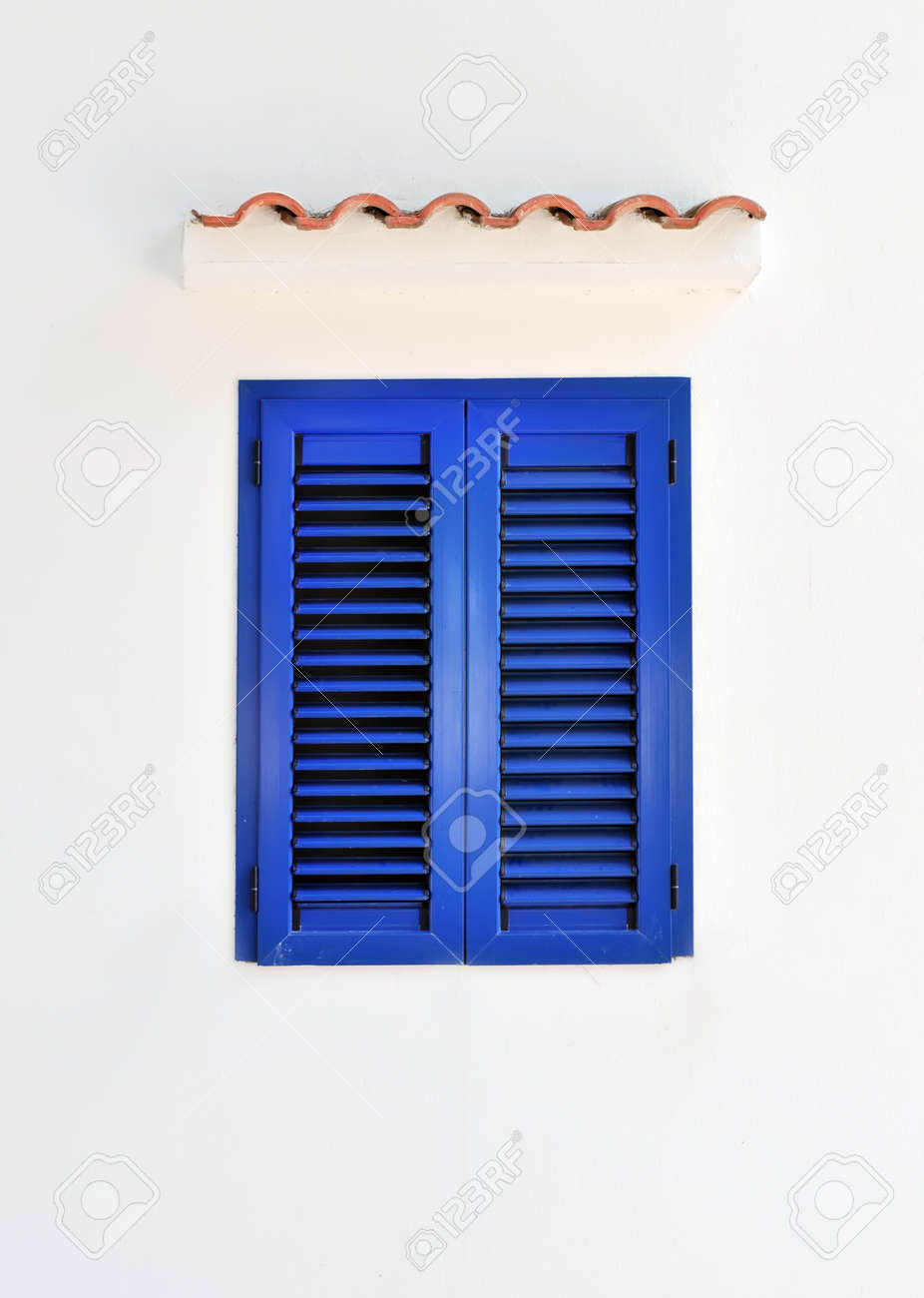 白い壁に青いシャッターと窓を閉める の写真素材 画像素材 Image
