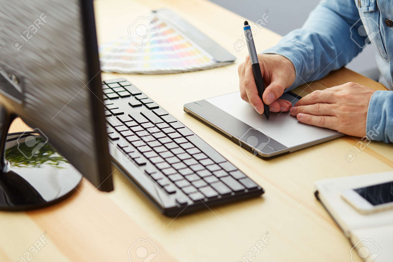 büro für grafikdesigner berlin grafikdesigner auf einer digitalen tablette arbeitet im büro standardbild 45249198 auf einer digitalen arbeitet im büro für grafikdesigner berlin grafikdesigner auf einer digitalen tablette arbeitet im büro standardbild 45249198 auf einer digitalen arbeitet im