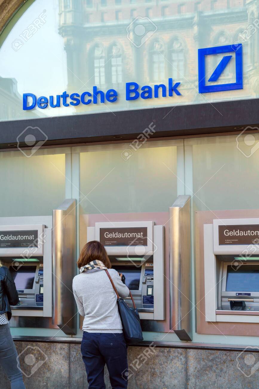 ミュンヘン、ドイツ - 10月 25, 2017: 少女はドイツ銀行のATMからお金を引き出しますの写真素材・画像素材 Image 139324211