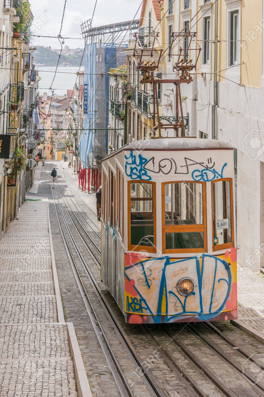 ポルトガル リスボンのバイロ アルトに分類されるリスボン ポルトガル 13 年 3 月 23 日 リスボンのグロリア ケーブルカー の写真素材 画像素材 Image