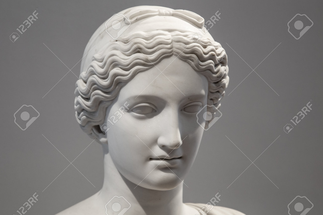 若い女性の古代の白い大理石の彫刻の頭。官能的なルネサンス美術