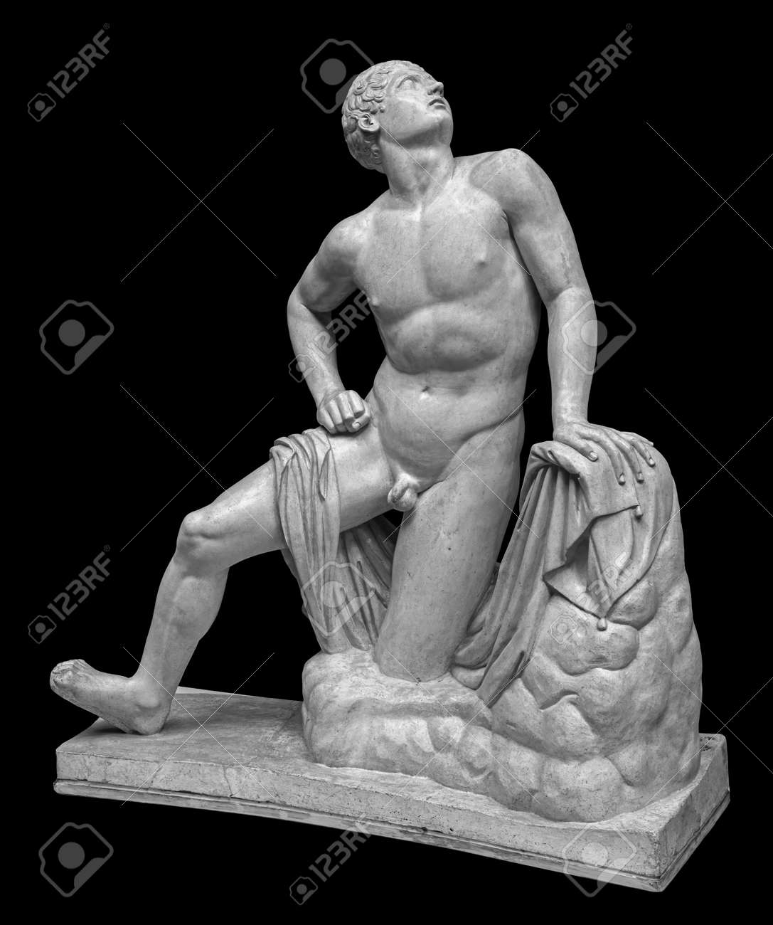 蔵の中にあった大理石の男児像 少年の古代ローマの大理石の像。黒の背景に分離された若い男の図像