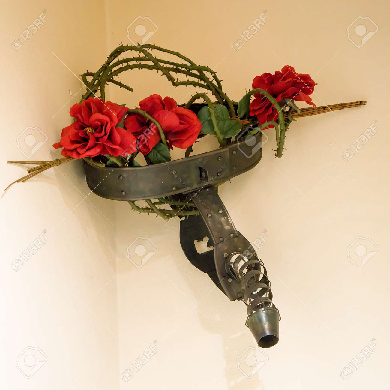 男性のための中世の貞操帯。中世からの古い鉄の貞操下着の写真素材・画像素材 Image 178940104