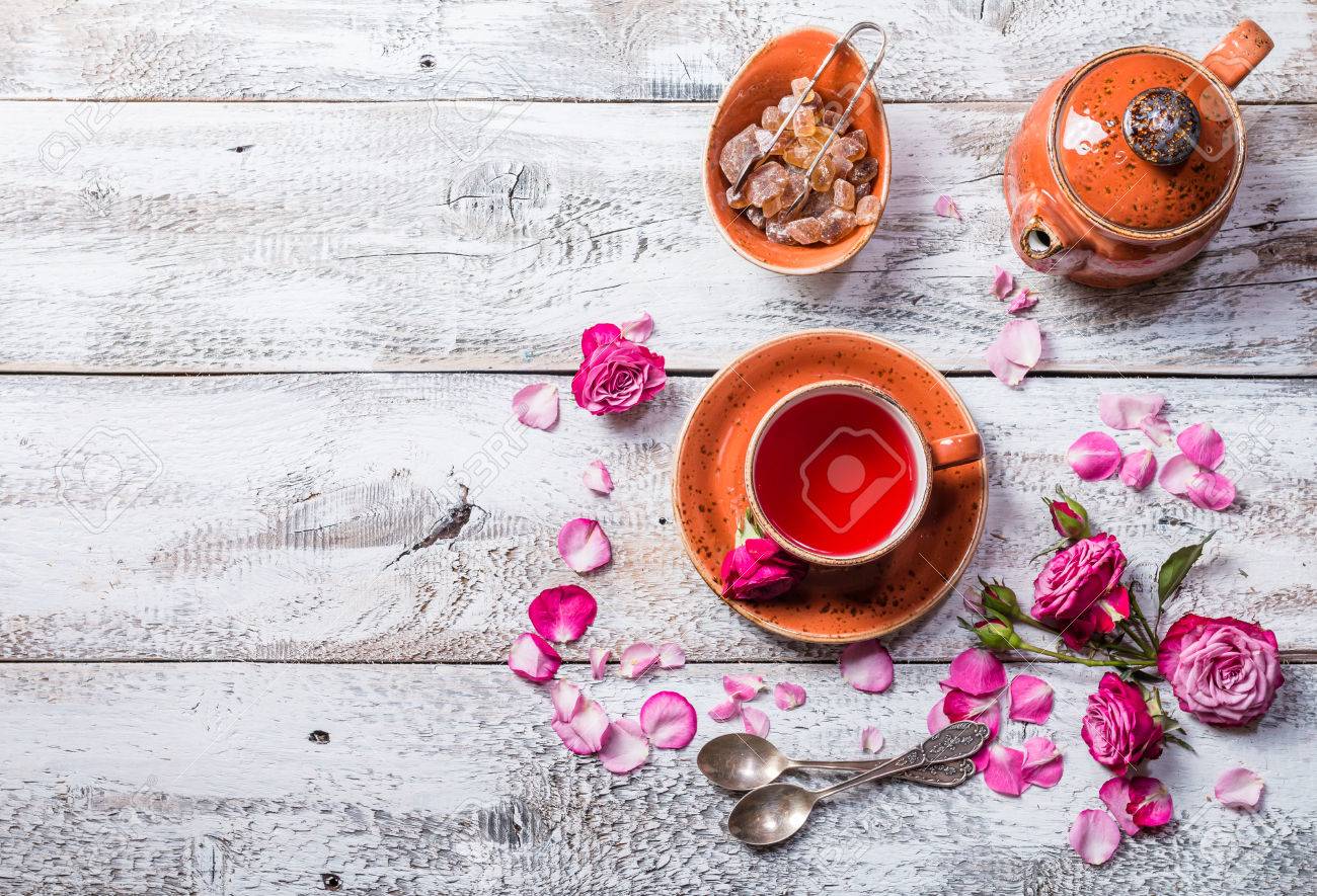 ローズ ホワイト木製テーブルの上面上カップ 花 紅茶ポットにお茶を芽します の写真素材 画像素材 Image