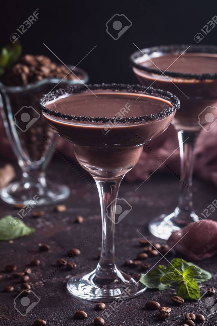 黒い背景にクリーム コーヒー カクテルやチョコレート マティーニのグラス の写真素材 画像素材 Image