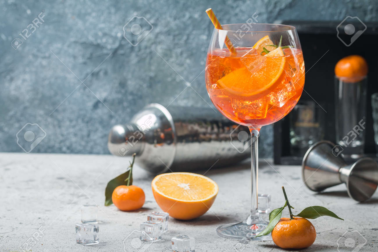 アペロールスプリッツカクテル の写真素材 画像素材 Image