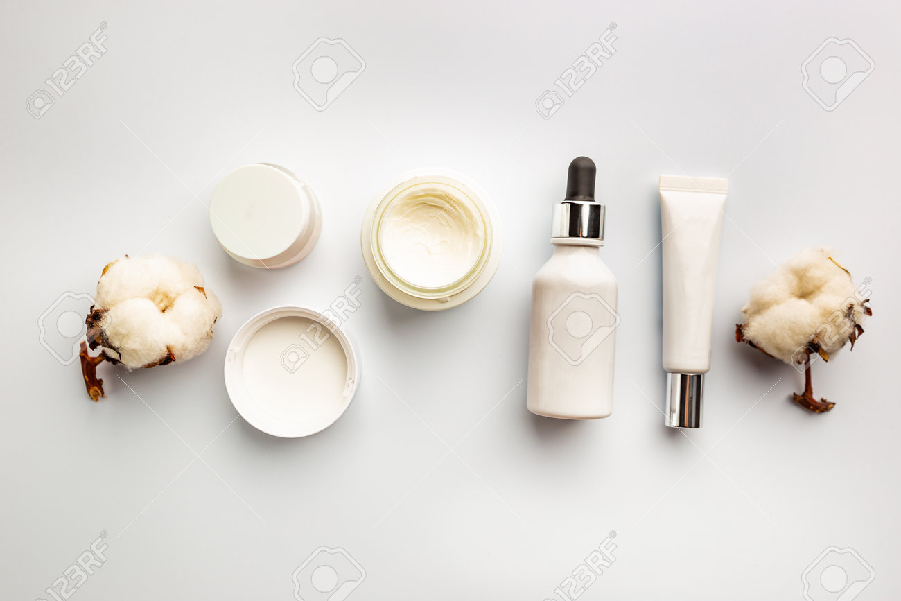 https://previews.123rf.com/images/roxiller/roxiller2012/roxiller201200253/160701802-flat-lay-composition-with-skin-care-products-on-white-background.jpg