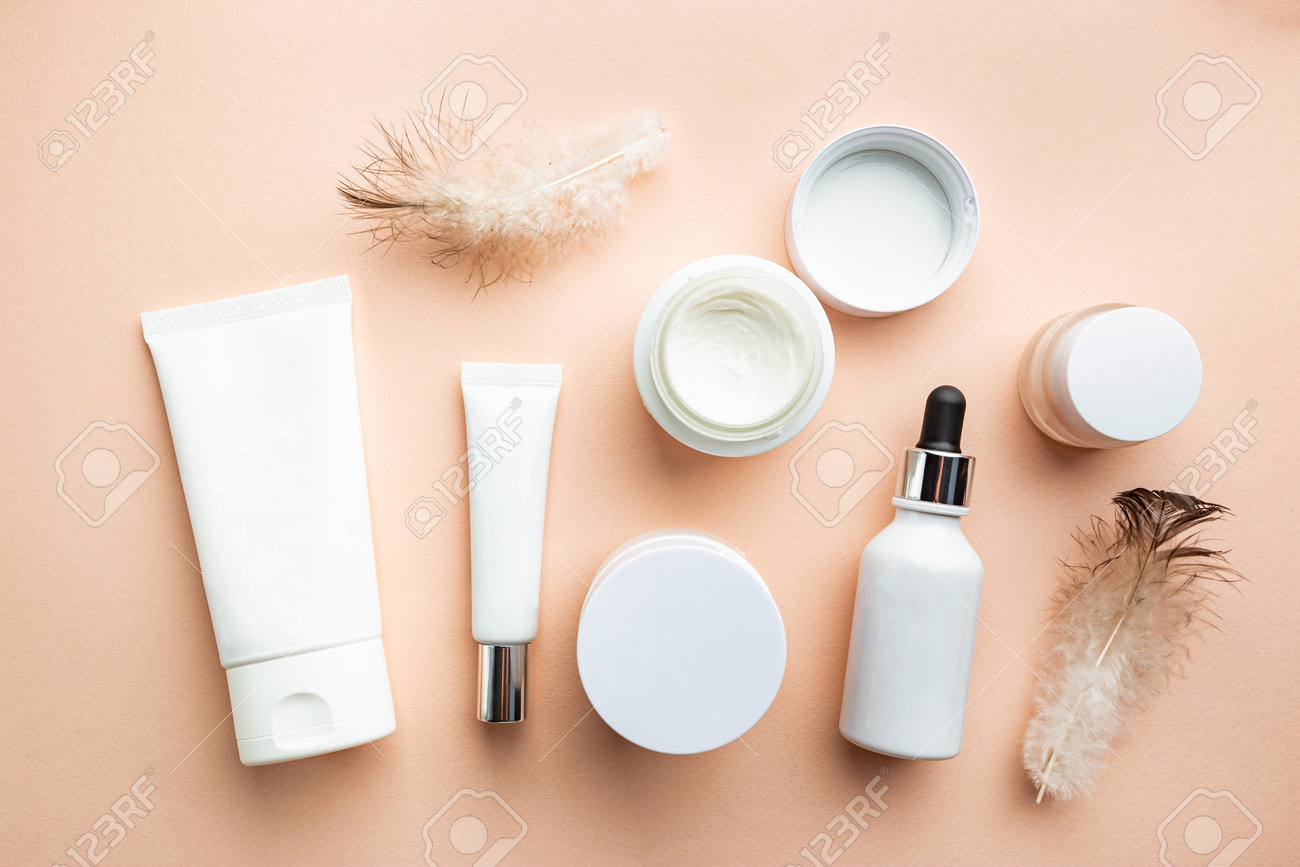 https://previews.123rf.com/images/roxiller/roxiller2101/roxiller210100033/161575041-flat-lay-composition-with-skin-care-products-on-pink-background.jpg