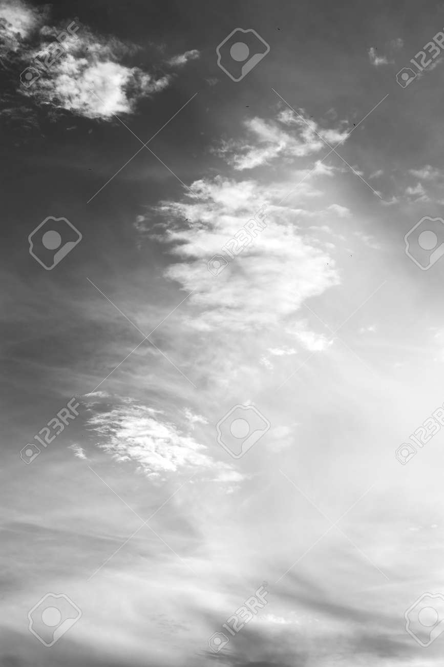 灰色の空に白い雲が抽象的な背景をぼかし の写真素材 画像素材 Image 灰色の空に白い雲が抽象的な背景をぼかし の写真素材 画像素材 Image