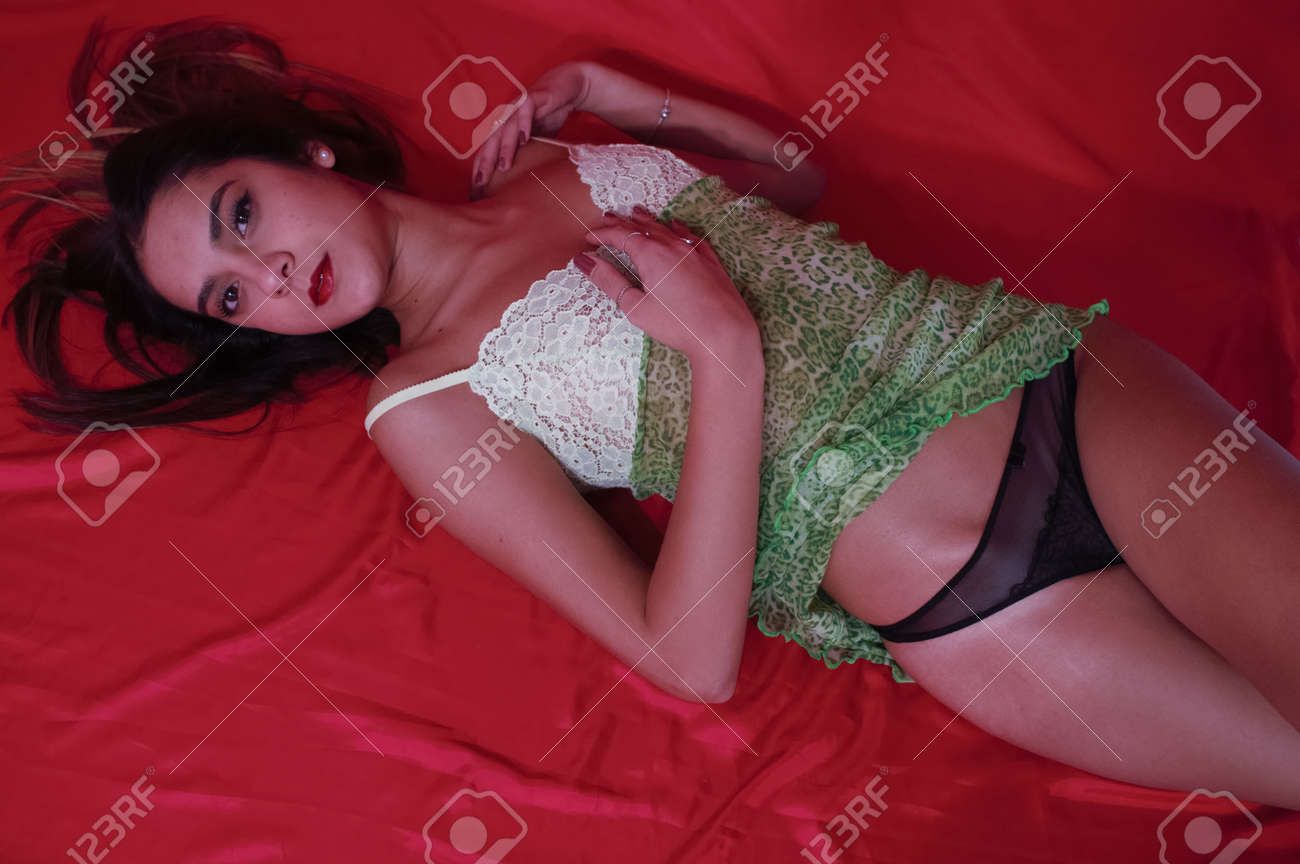 スリップ姿　熟女 