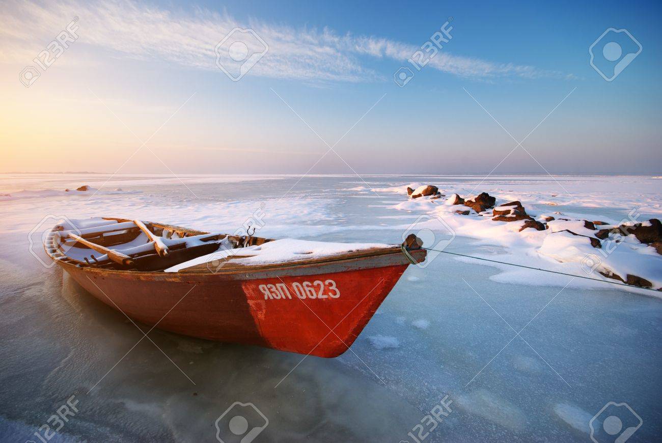 ボートは氷の上 冬の風景の組成物 の写真素材 画像素材 Image 10004036