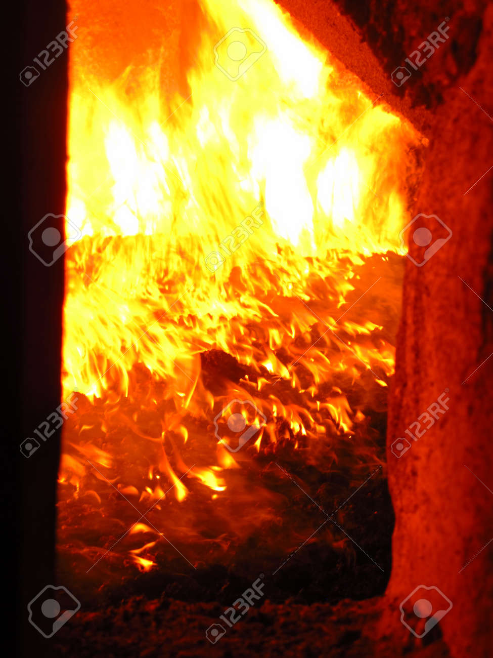 ボイラー炉内の炎をすりおろす 開いているマンホールで様子を見る の写真素材 画像素材 Image