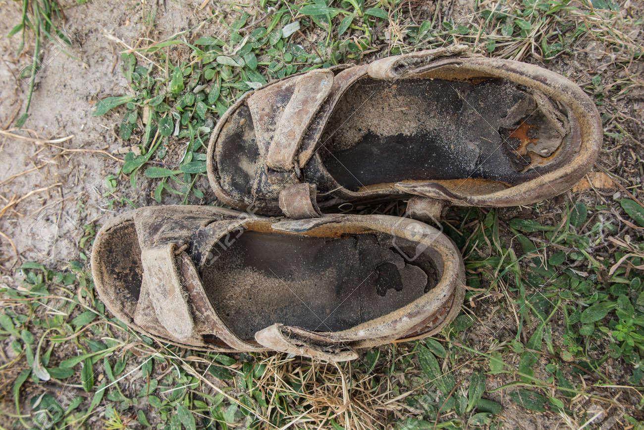 Sandalias Viejas, Que Se Basan Tierra Arenosa Cubierta De Hierba Fotos, Retratos, Imágenes Y De Archivo Libres De Derecho. Image 84917643.