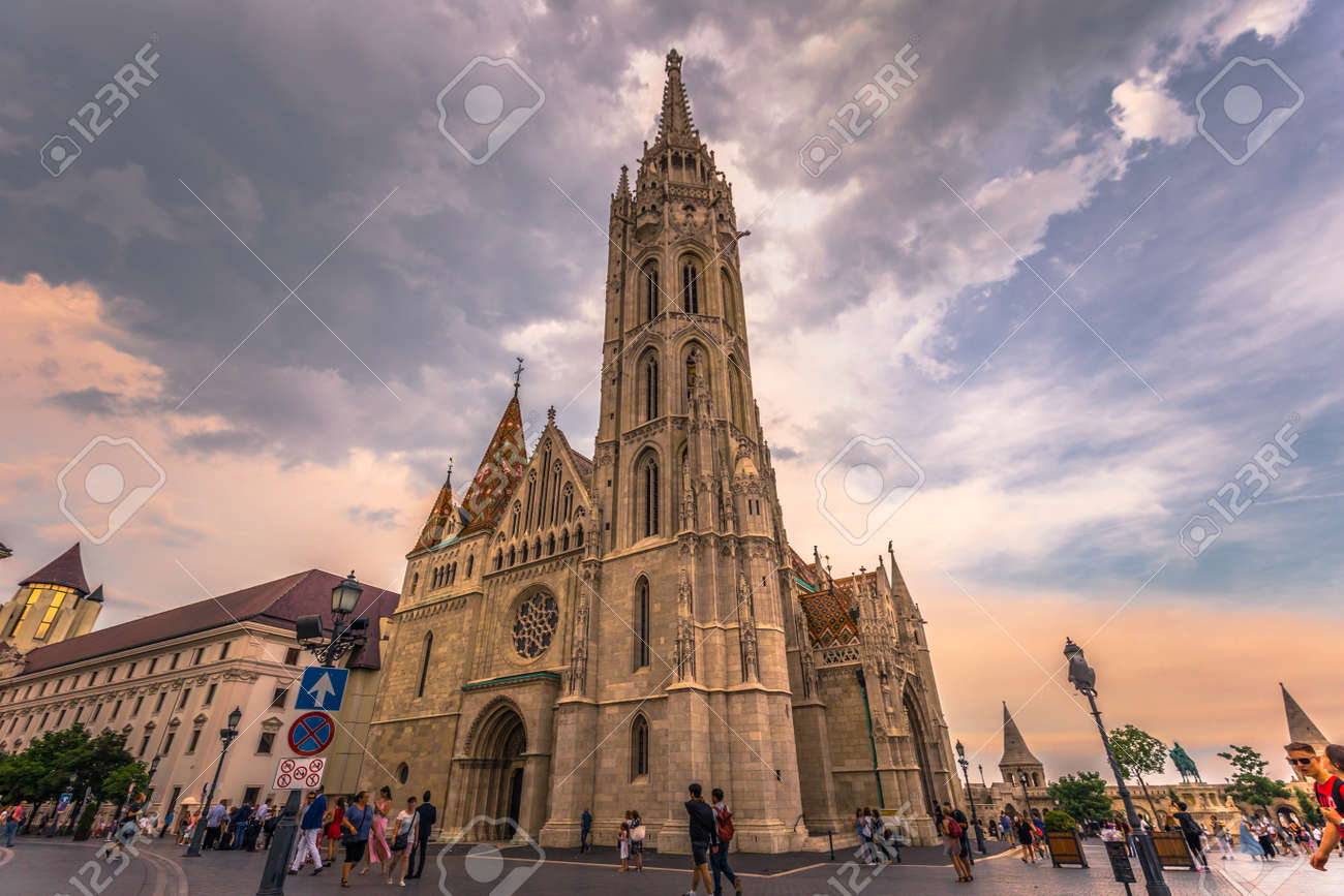 Budapest - 21 De Junio De 2019: Iglesia De Matías En El Bastión De Los Pescadores En El Lado De Buda De Budapest, Hungría Fotos, Retratos, Imágenes Y Fotografía De Archivo Libres Budapest - 21 De Junio De 2019: Iglesia De Matías En El Bastión De Los Pescadores En El Lado De Buda De Budapest, Hungría Fotos, Retratos, Imágenes Y Fotografía De Archivo Libres