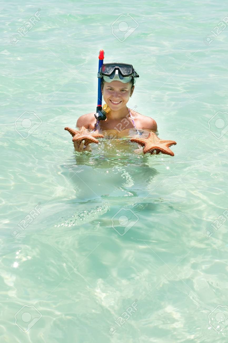 Mulheres Bronzeadas Segurar Nas Maos Do Oceano De Verao De Estrelas Do Mar Fotos Retratos Imagenes Y Fotografia De Archivo Libres De Derecho Image 9474736