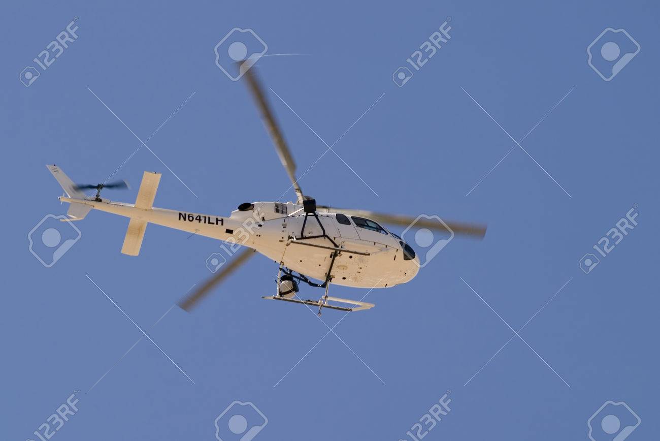 下からのヘリコプターを表示します の写真素材 画像素材 Image