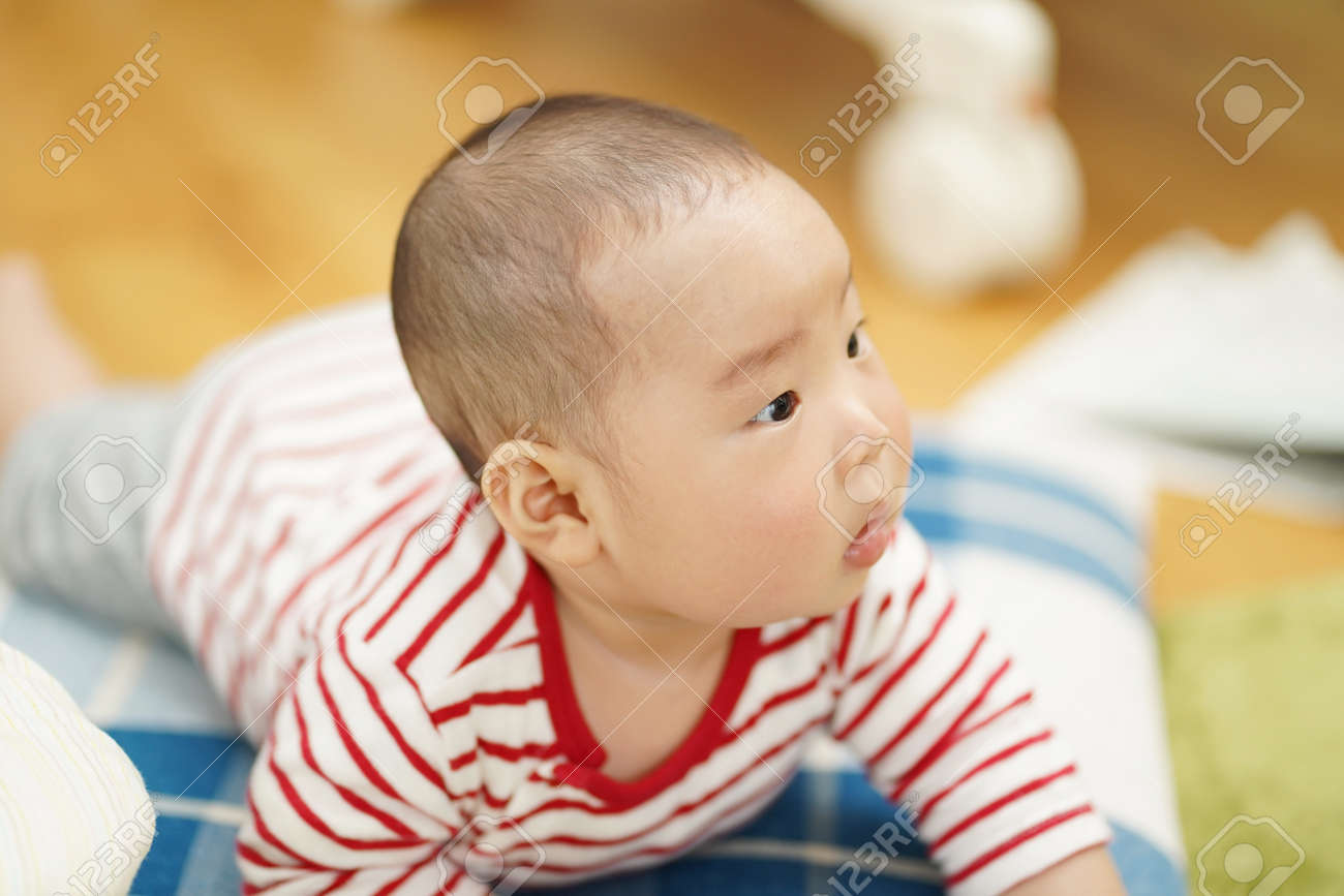 5 month old crawling