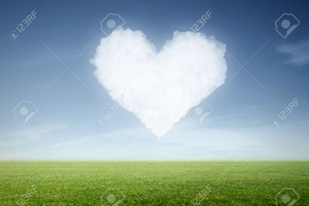 空のハート型の雲と緑の草原 の写真素材 画像素材 Image