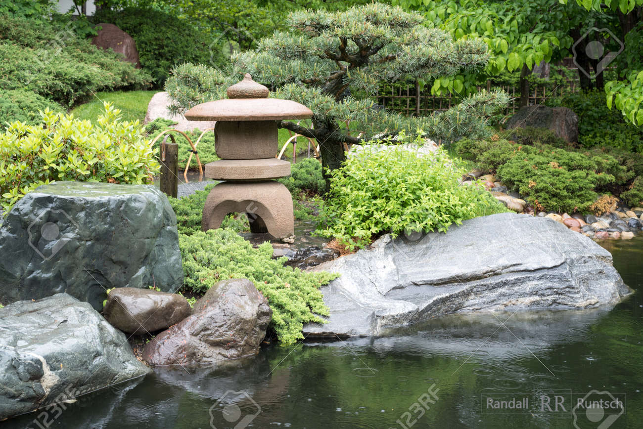 石灯籠は日本庭園の池を見下ろすの写真素材・画像素材 Image 石灯籠は日本庭園の池を見下ろすの写真素材・画像素材 Image