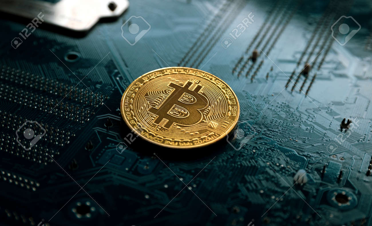 Bitcoin Dorado Y Plateado Sobre Un Fondo Oscuro, En Una Placa De Circuito  Impreso. Minería De Criptomonedas. Fondo En Su Escritorio O Banner Web.  Fotos, retratos, imágenes y fotografía de archivo libres