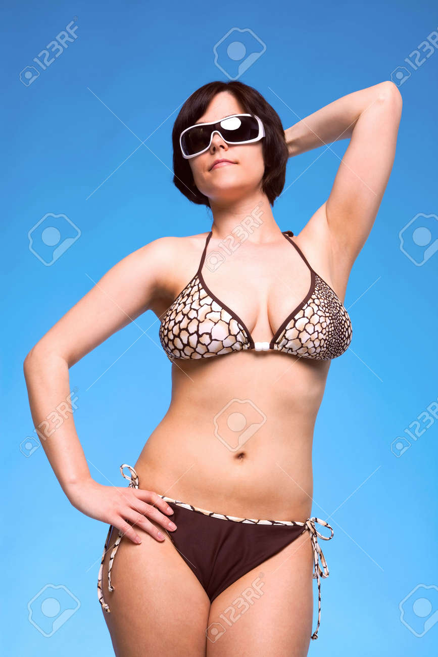 Short Contra Mujer De Marrón Azul Pelo Bikini En Brillante Posando Cielo Morena Un doxCWerB
