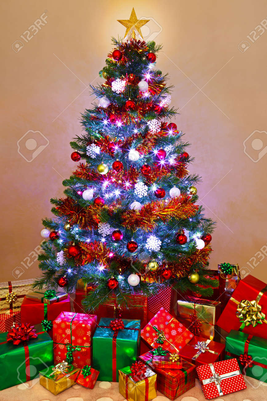 Christmas great tree with presents and lights photos Christmas great tree with presents and lights foto