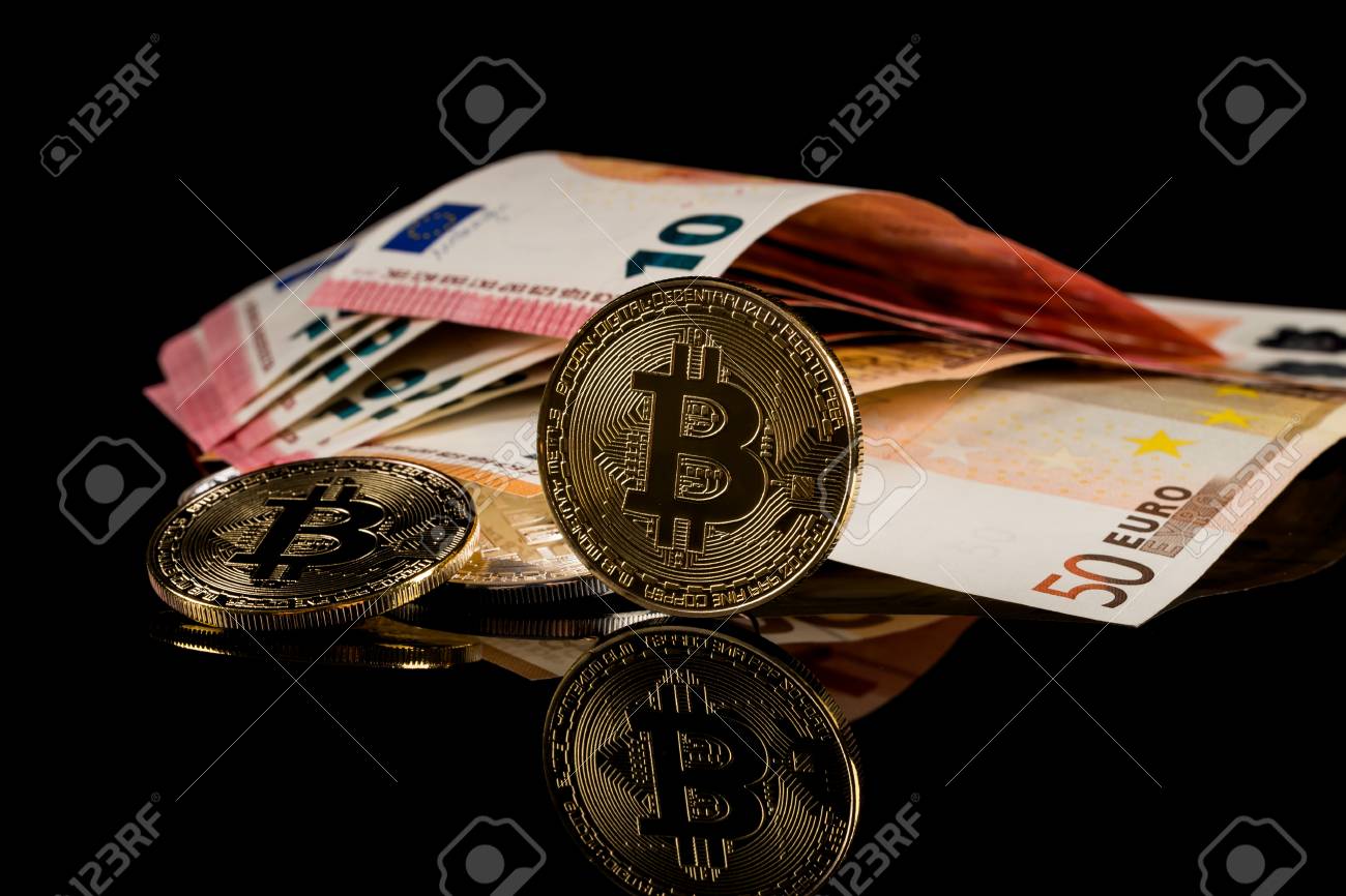 Versão Física Da Moeda Bitcoin Aka Dinheiro Virtual. Composição Conceitual  Para Criptomoeda Mundial E Sistema De Pagamento Digital Chamado A Primeira Moeda  Digital Descentralizada Foto Royalty Free, Gravuras, Imagens e Banco de