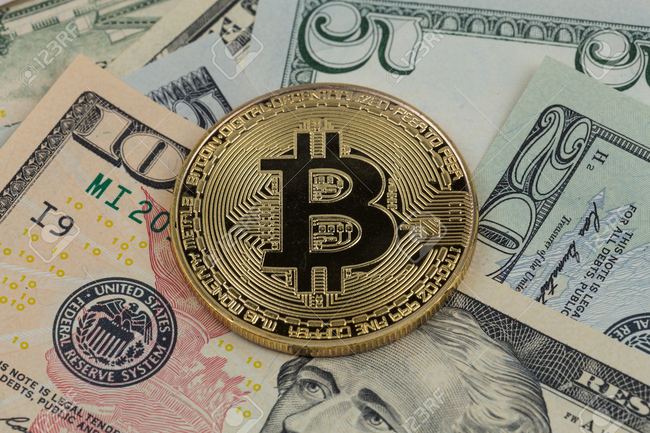 紙のドルのお金に金色のビットコインコイン。仮想暗号通貨。通貨。の写真素材・画像素材 Image 199048657