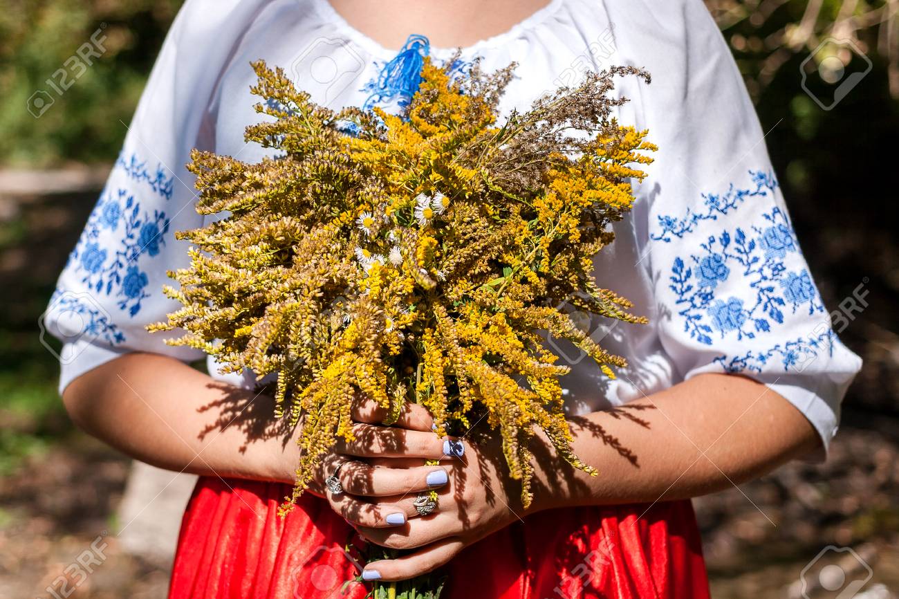 新鮮な野生の花の花束を抱えた少女 花束とウクライナの民族衣装の女性 の写真素材 画像素材 Image