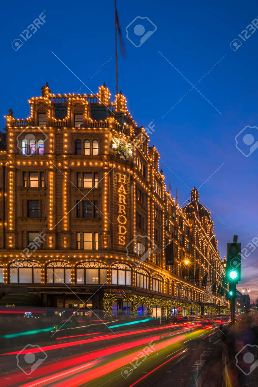 Decorazioni Natalizie Harrods.Immagini Stock Londra 26 Novembre 2016 Vista Di Harrods Con Decorazioni Natalizie Il Negozio Gia Di Proprieta Di Mohamed Al Fayed Poi Venduto A Qatar Holdings E Uno Dei Piu Famosi