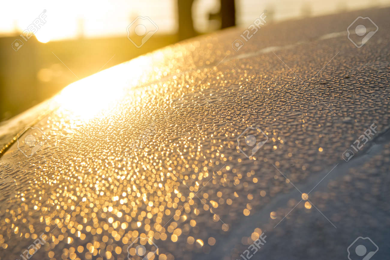 冬の朝で太陽光で車の屋根に水滴 の写真素材 画像素材 Image