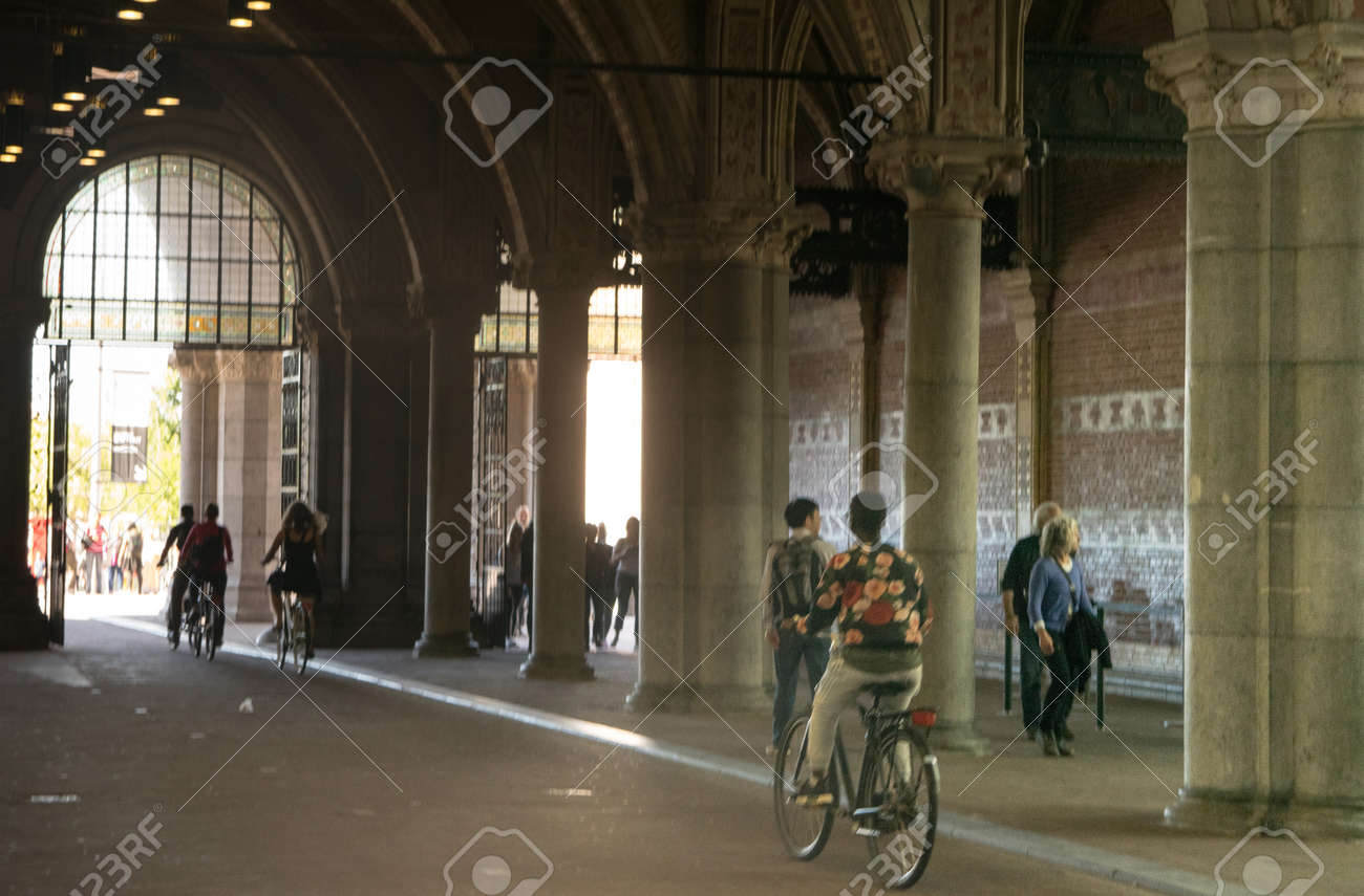 アムステルダム国立美術館通路の正面入口にアムステルダム オランダ 17 年 5 月 26 日 人々 アムステルダム国立 美術館 アムステルダムの歴史や芸術に捧げ オランダ国立博物館 の写真素材 画像素材 Image