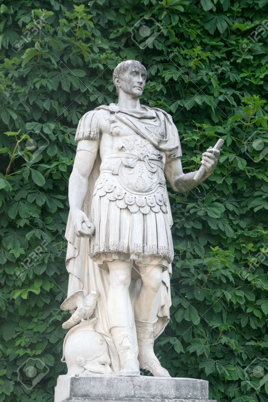 84097060-estatua-de-cayo-julio-c%C3%A9sar-emperador-romano-en-el-jard%C3%ADn-de-las-tuller%C3%ADas-par%C3%ADs-francia.jpg