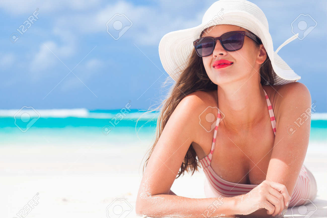 熱帯のカリブ海のビーチでビキニと麦わら帽子の長い髪の女の子 の写真素材 画像素材 Image