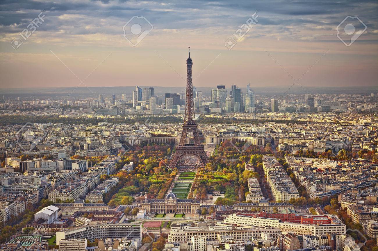 パリの秋 日没時のパリの航空写真 モンパルナス タワーからの眺め の写真素材 画像素材 Image