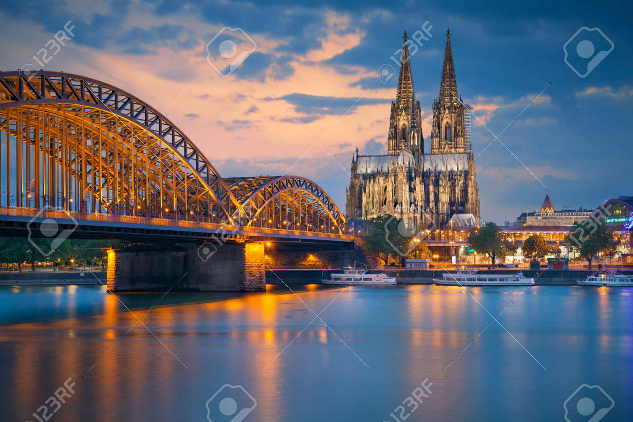 ドイツのケルン ケルンのライン川にかかるケルン大聖堂とホーエンツォレルン橋をイメージ の写真素材 画像素材 Image