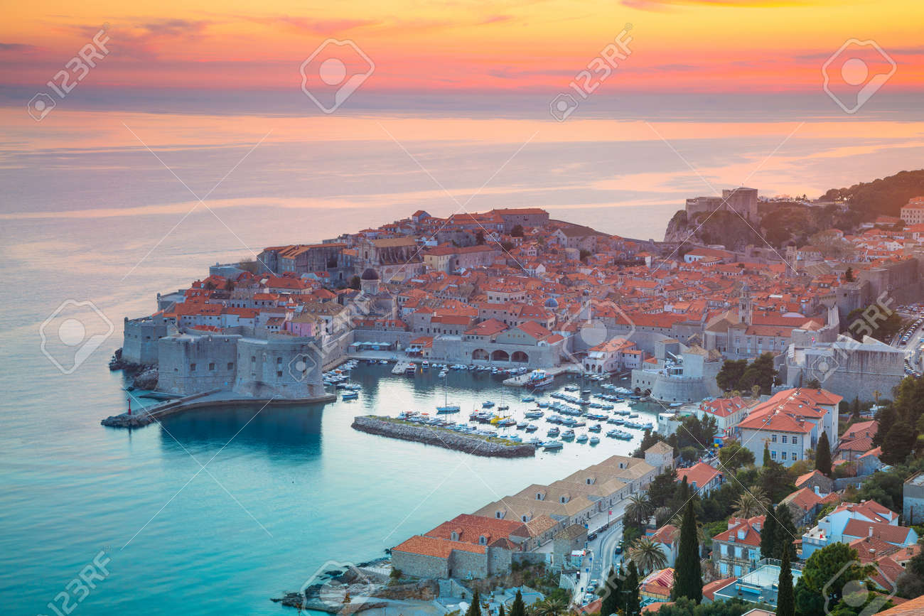 ドゥブロヴニク クロアチア 美しいロマンチックなドゥブロヴニク旧市街の日没時に の写真素材 画像素材 Image