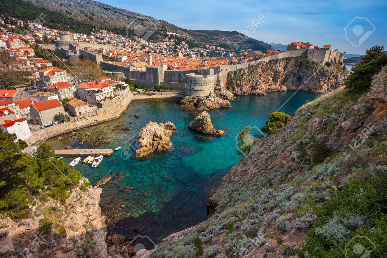 ドゥブロヴニク クロアチア 美しいロマンチックなドゥブロヴニク旧市街の晴れた日の間に の写真素材 画像素材 Image